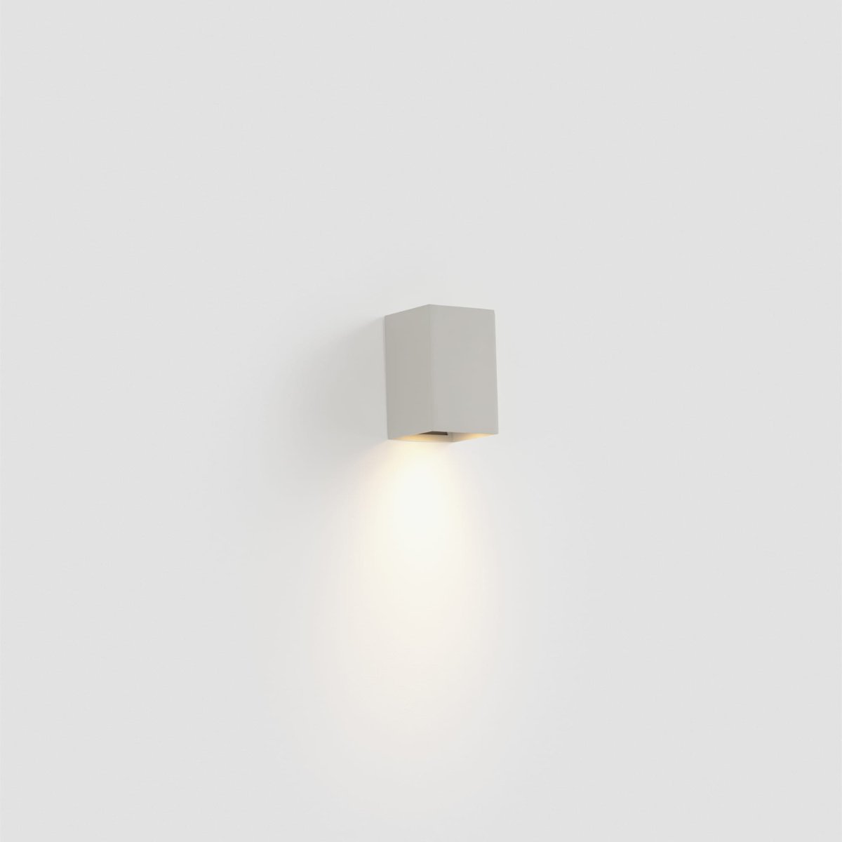 Lune 10cm Vit vägglampa från Faro Barcelona - Lune &auml;r en kvadratisk v&auml;gglampa med sl&auml;t vit yta som passar perfekt i hallar, korridorer och andra genomg&aring;ngsutrymmen.