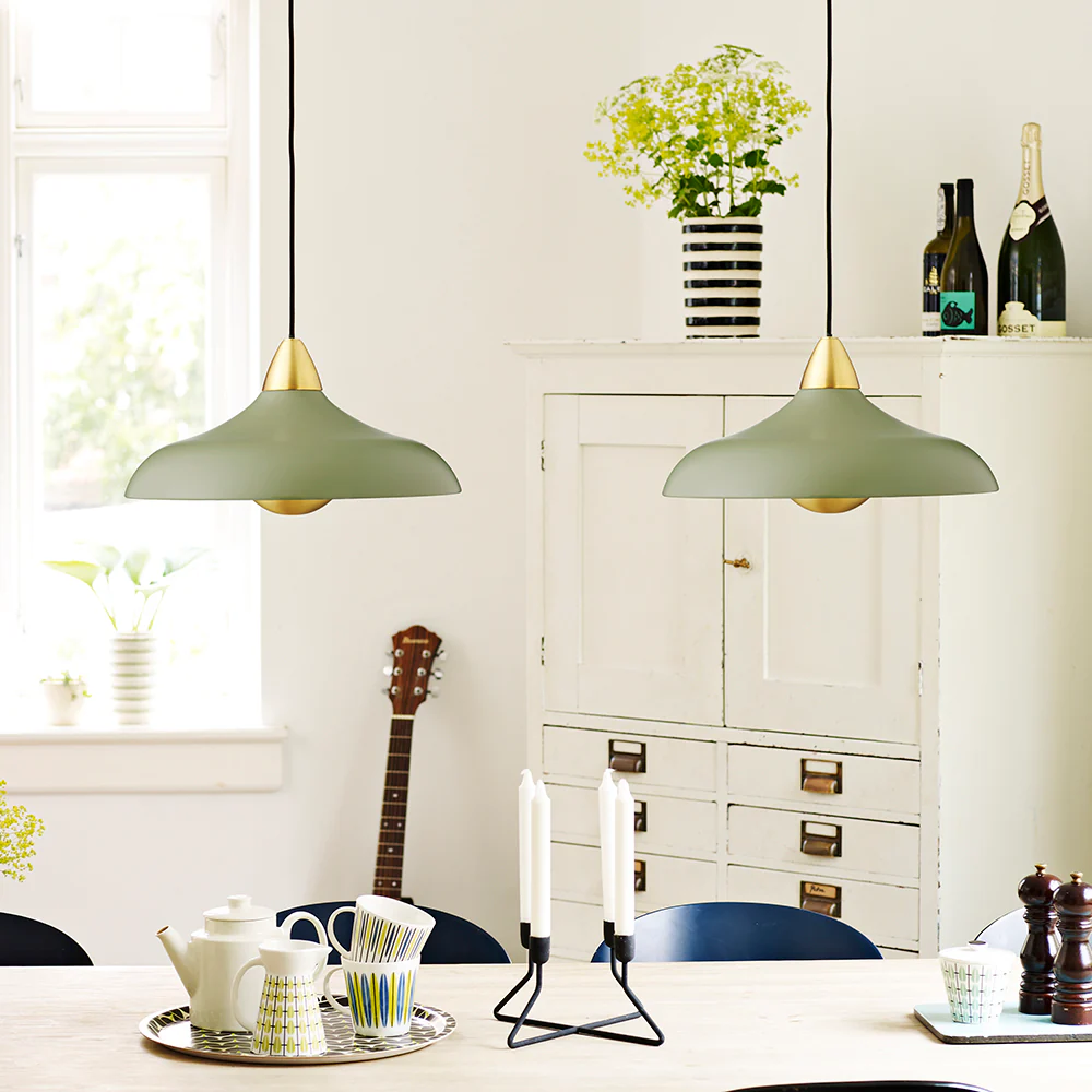 Urban Wide Ø36 Olivgrön taklampa från Superliving - F&ouml;rh&ouml;j ditt hem med den moderna pendellampan Urban Wide, en stilfull kombination av matt olivgr&ouml;n finish och eleganta m&auml;ssingsdetaljer.