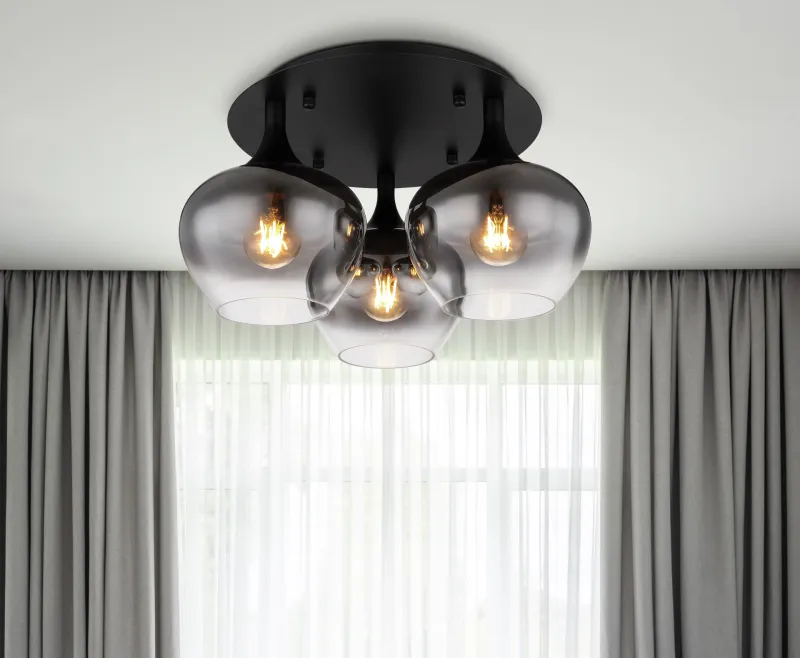Maxy Ø45 Rökfärgad plafond från Globo Lighting - P&aring; en rund takplatta av matttsvart metall sitter tre vackert formade r&ouml;kf&auml;rgade glaskupor.