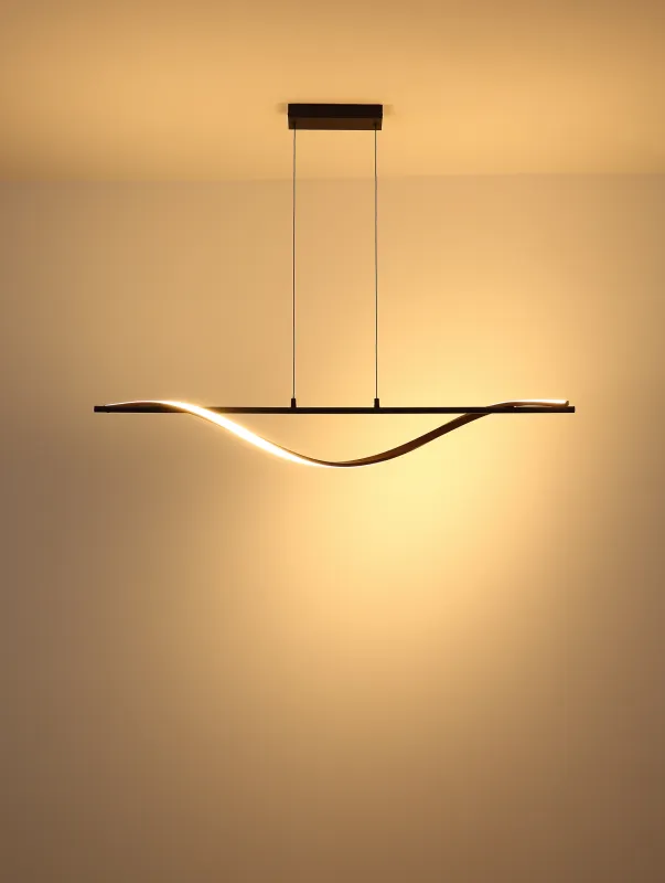 Watkins 115cm Svart taklampa från Globo Lighting - Den raka st&aring;ngen i mattsvart metall utstr&aring;lar enkel elegans, medan aluminium med m&ouml;rk tr&auml;look och den opalf&auml;rgade plastsk&auml;rmen skapar en harmonisk kontrast.