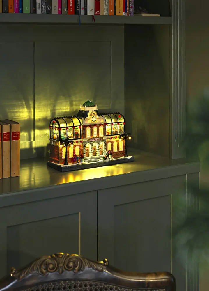 Mekanisk juldekoration tågstation 25cm Flerfärgad från Konstsmide - St&auml;mningsfull t&aring;gstation med r&ouml;rliga figurer, 15 varmvita LED-ljus och inbyggd julmusik som skapar liv i din julby.