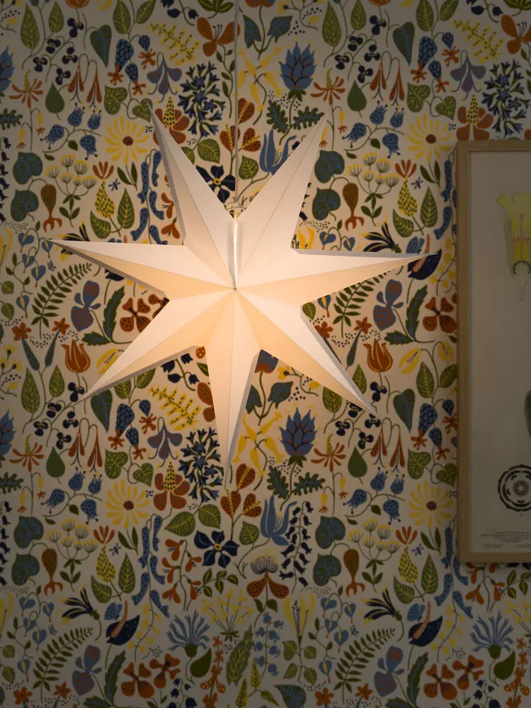 Pappersstjärna Ø60 Vit från Konstsmide - Perfekt att h&auml;nga i f&ouml;nstret eller mot en vacker v&auml;gg &ndash; en tidl&ouml;s dekoration som f&ouml;rgyller varje rum med enkel elegans.