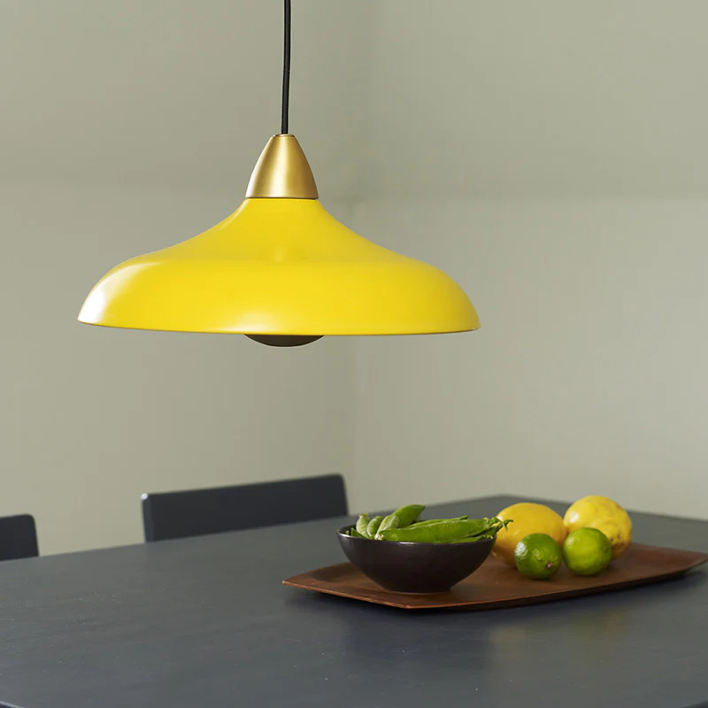 Urban Wide Ø36 Gul taklampa från Superliving - F&ouml;rh&ouml;j ditt hem med den moderna pendellampan Urban Wide, en stilfull kombination av mattgul finish och eleganta m&auml;ssingsdetaljer.