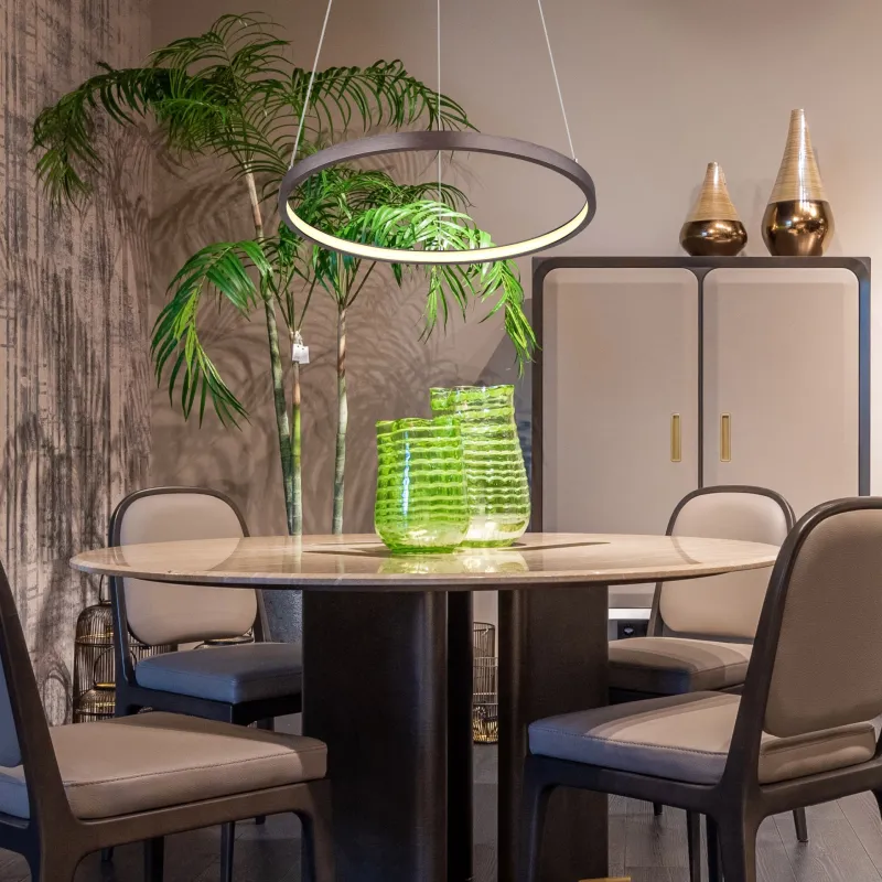 Ralph Ø38 Brun taklampa från Globo Lighting - Med en diameter p&aring; 38,5 cm och en h&ouml;jd p&aring; 120 cm blir den en stilfull blickf&aring;ngare.