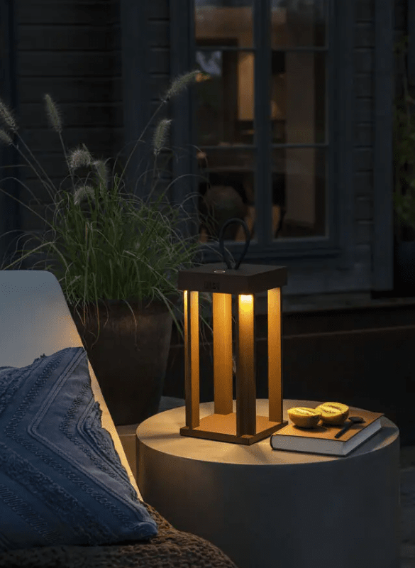 Cannes 42cm Rost portabel från Konstsmide - Lampan &auml;r utrustad med touchdimmer s&aring; du kan justera ljusstyrkan och f&auml;rgtemperaturen.