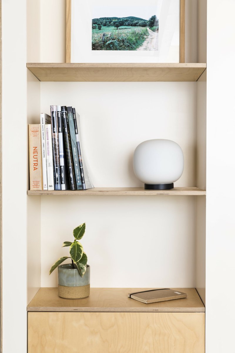 Amelia 22cm Vit bordslampa från Faro Barcelona - Amelia &auml;r en stilren svart bordslampa designad av H&eacute;ctor Serrano, med organiska, mjuka former som sm&auml;lter in och f&ouml;rh&ouml;jer rummet p&aring; ett subtilt s&auml;tt.