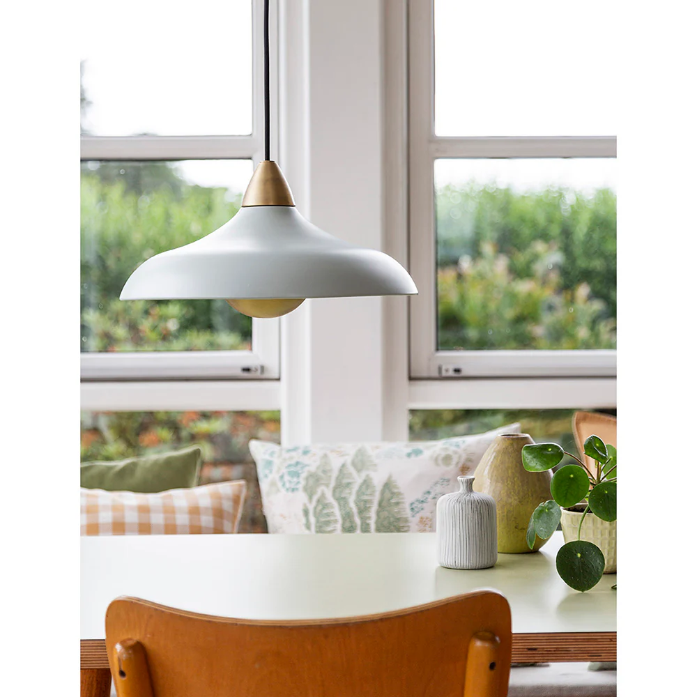 Urban Wide Ø36 Ljusgrön taklampa från Superliving - F&ouml;rh&ouml;j ditt hem med den moderna pendellampan Urban Wide, en stilfull kombination av matt ljusgr&ouml;n finish och eleganta m&auml;ssingsdetaljer.