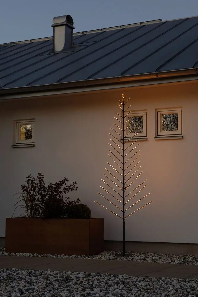 2D svart träd 240cm Svart från Konstsmide - Utrustat med 316 frostade amber LED-ljus som sprider ett varmt och mjukt sken.