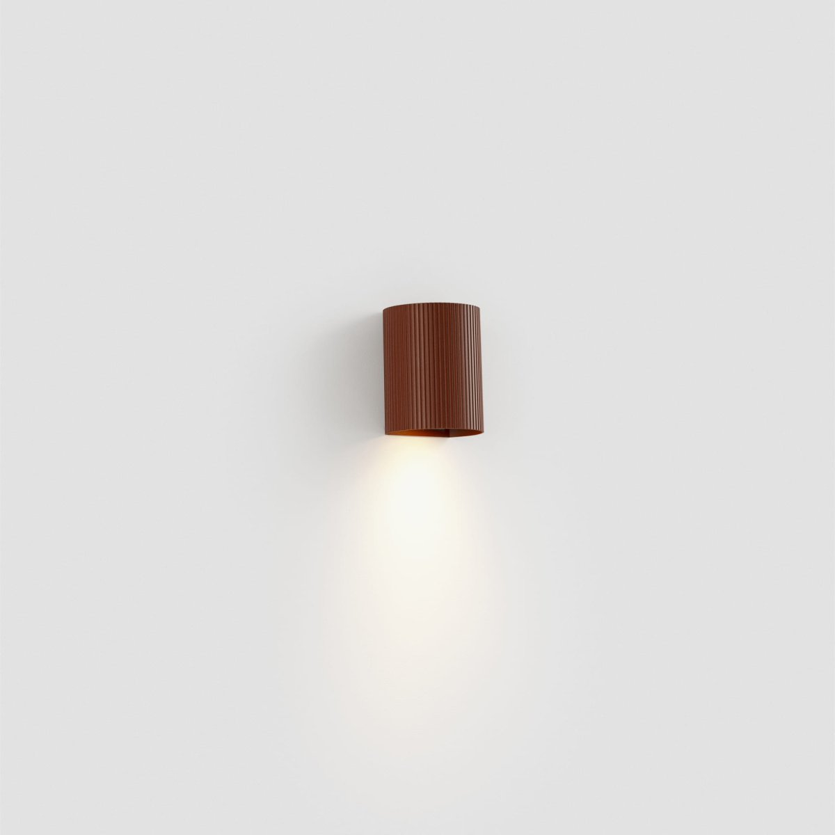 Sole 10cm Terracotta räfflad vägglampa från Faro Barcelona - Finns i tv&aring; storlekar och kan avge ljus i en eller tv&aring; riktningar &ndash; perfekt f&ouml;r hallar, trapphus och mindre utrymmen.