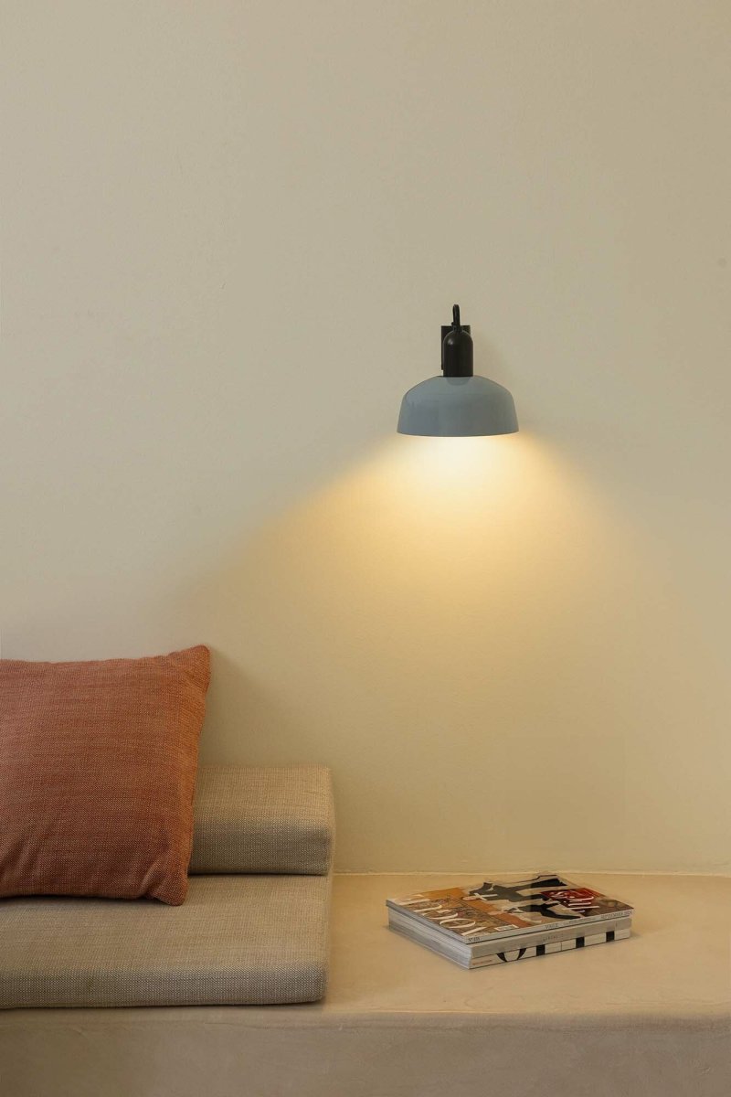 Tatawin Ø18 Gråblå vägglampa från Faro Barcelona - Tatawin &auml;r en v&auml;gglampa med svart struktur och gr&aring;bl&aring; metallsk&auml;rm som ger ett fokuserat ljus.