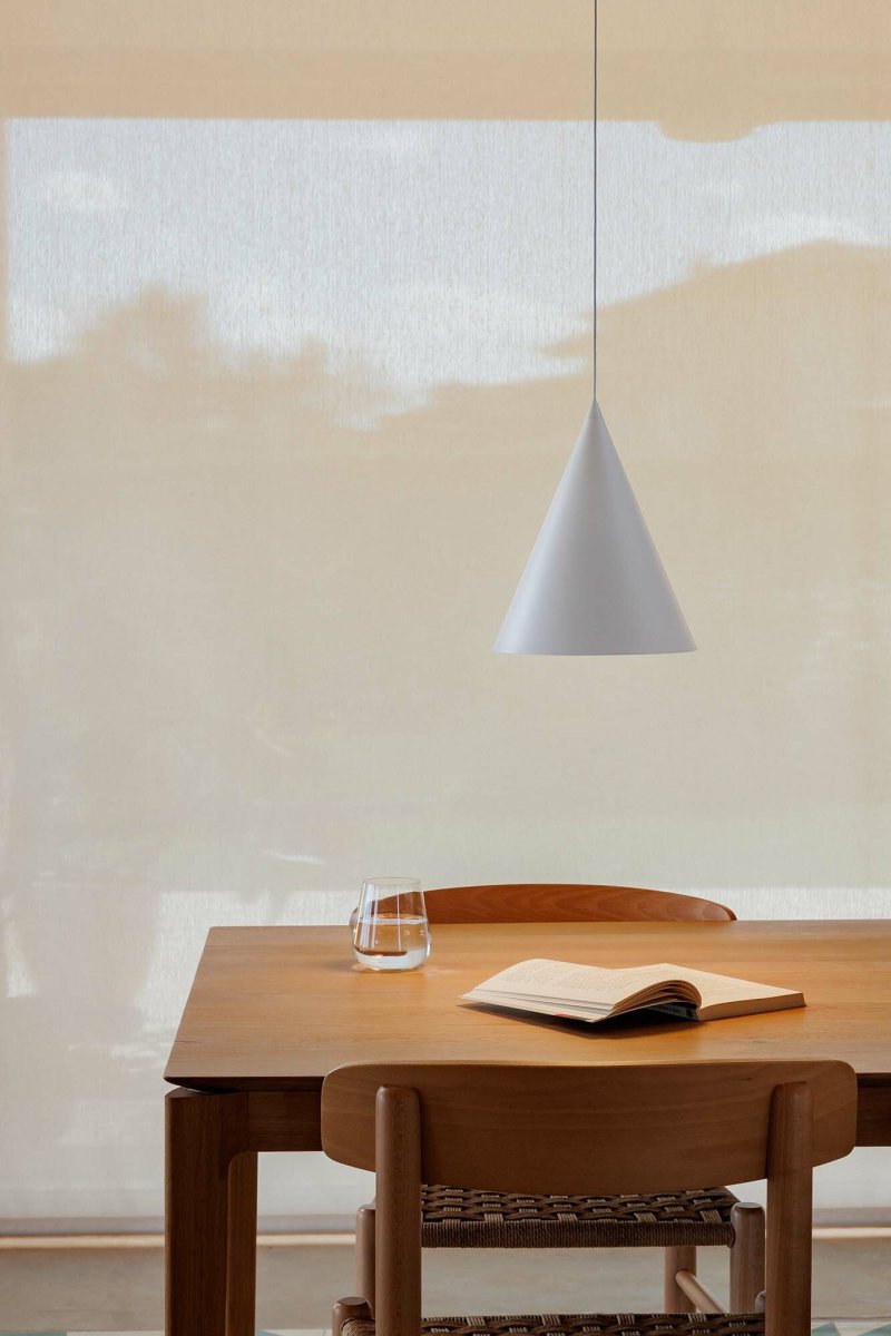 Lina Ø24 Vit taklampa från Faro Barcelona - Lina &auml;r en vit pendellampa med en konformad sk&auml;rm som speglar det minimalistiska uttryckets enkelhet och finess.