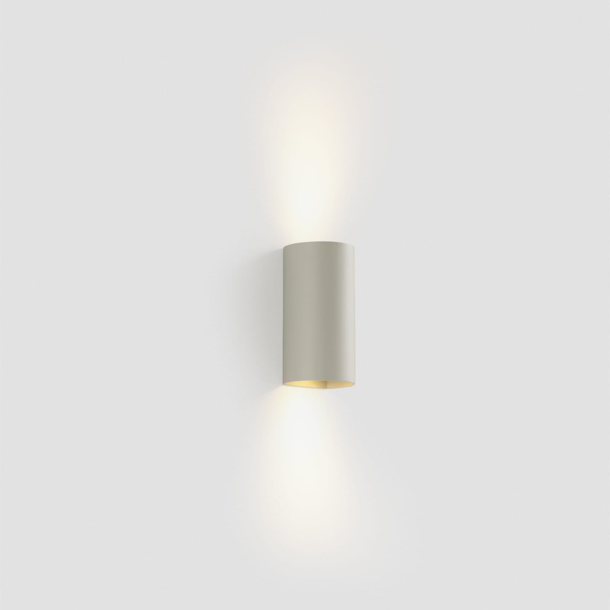 Sole 15cm Grå vägglampa från Faro Barcelona - Finns i tv&aring; storlekar och kan lysa i en eller tv&aring; riktningar, vilket g&ouml;r den idealisk f&ouml;r hallar och mindre utrymmen.