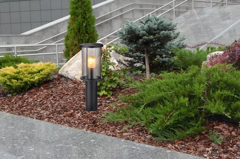 Gracey 45cm Svart pollare från Globo Lighting - Gracey &auml;r en pollare i stilren design, tillverkad av mattsvart rostfritt st&aring;l och har en r&ouml;kf&auml;rgad glassk&auml;rm.