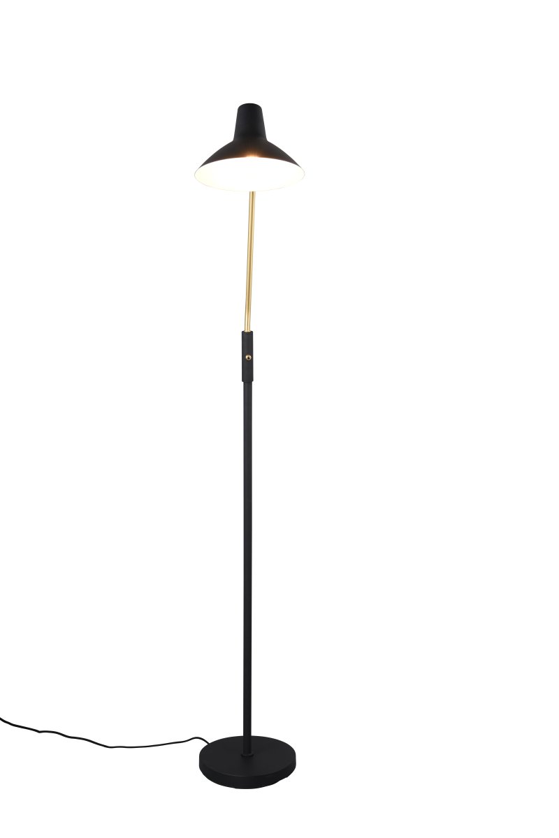 Traveller Svart golvlampa från Trio Lighting - Den svarta f&auml;rgs&auml;ttningen och ljusarmen i matt m&auml;ssing ger en sofistikerad touch, medan den minimalistiska designen sm&auml;lter in i olika inredningsstilar.