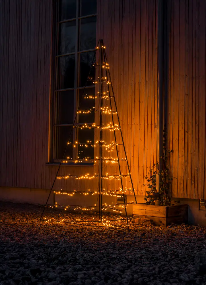 Metalldekoration pyramid 240cm Svart från Konstsmide - Med 651 varma amberf&auml;rgade LED-lampor sprider den ett elegant sken och skapar en magisk atmosf&auml;r.