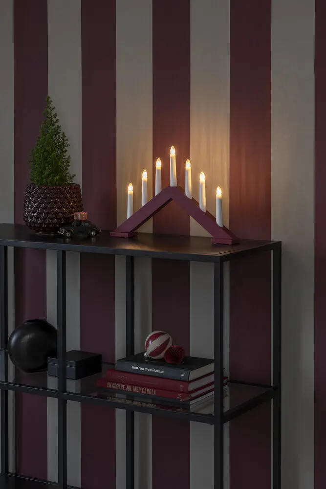 Elljusstake 7ljus Matt mörkröd från Konstsmide - Ge ditt hem en tidl&ouml;s och stilren julk&auml;nsla med denna eleganta adventsljusstake i tr&auml; och matt m&ouml;rkr&ouml;d finish.