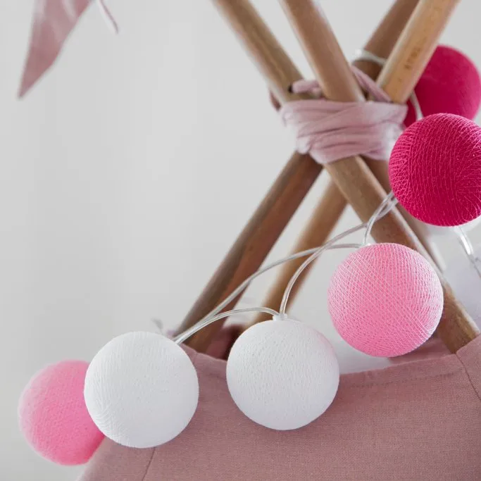Irislights Flamingo 20 bollar Rosa från Irislights - Den underbara Flamingo ljusslinga kommer fr&aring;n svenska Irislights och &auml;r en f&auml;rgstark dekorationsbelysning med handgjorda bollar i bomull och polyester.