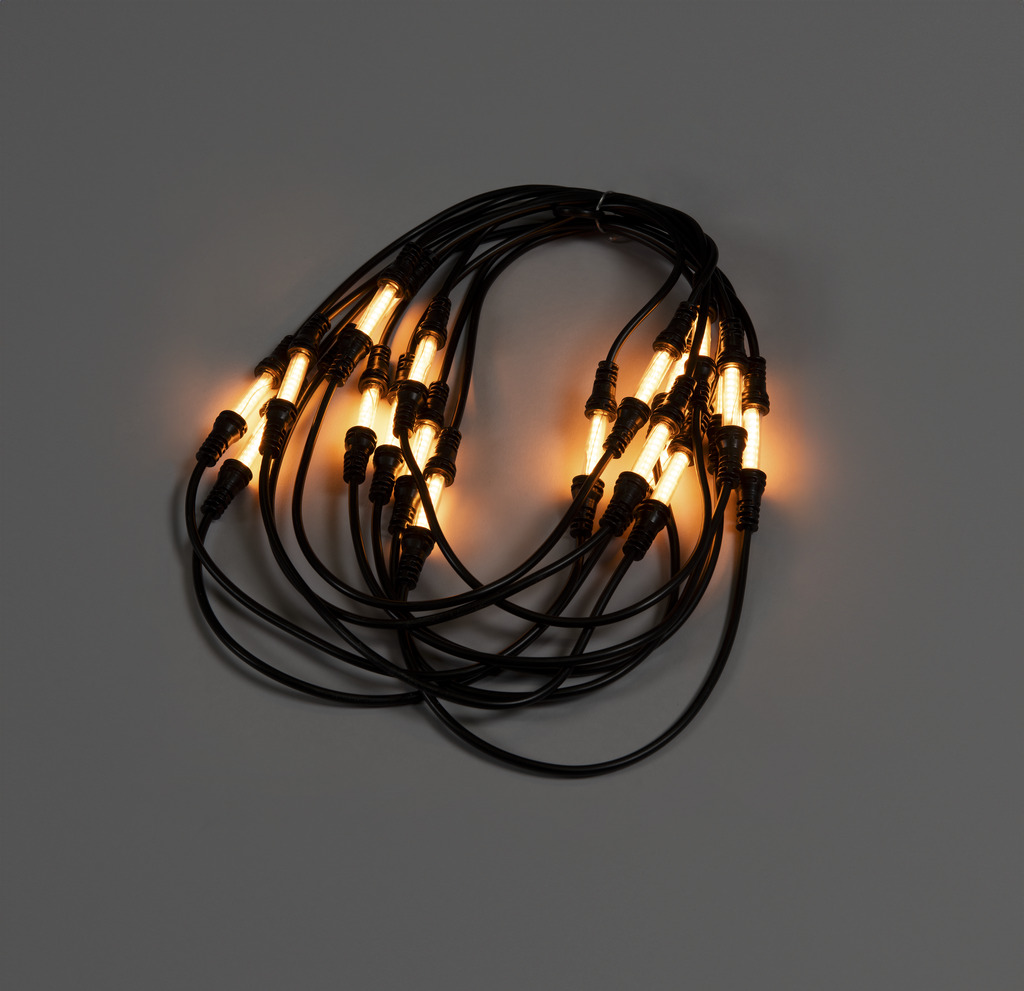 Ljusslinga startset amber 6m Svart från Konstsmide - Drivs med 24V och IP44-klassad &ndash; perfekt f&ouml;r b&aring;de uteplats och tr&auml;dg&aring;rd.