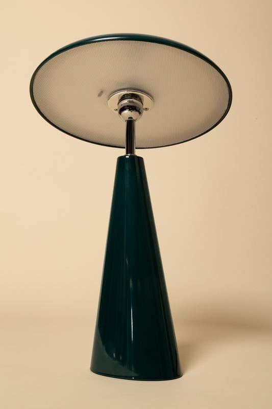 Audrey 33cm Mörkgrön portabel från Eja - Den integrerade LED-belysningen ger ett behagligt ljus och lampan &auml;r dimbar f&ouml;r att enkelt skapa r&auml;tt st&auml;mning i rummet.
