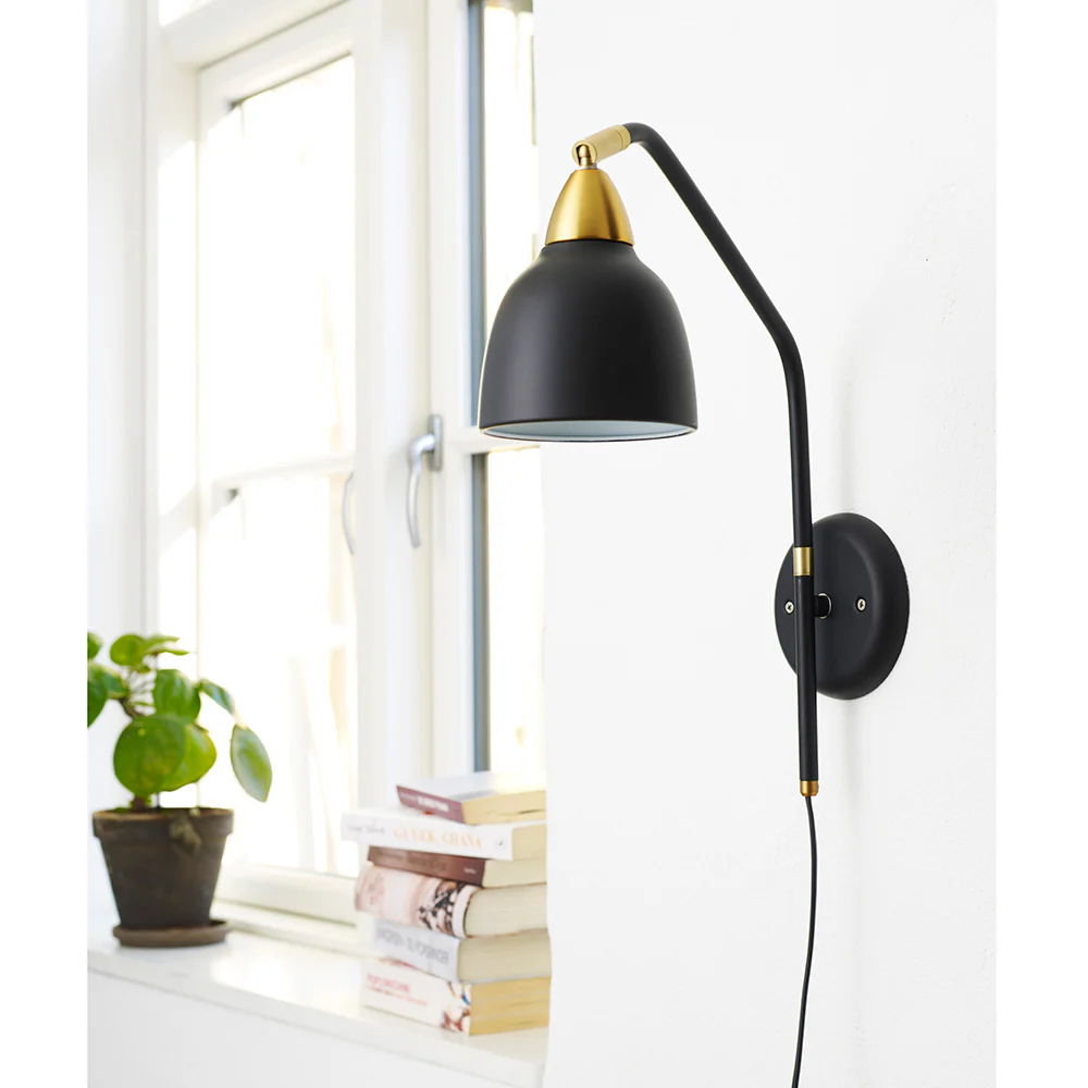 Urban 40cm Svart vägglampa från Superliving - Med en roterbar arm och en sk&auml;rm som kan vridas hela 345&deg; ger lampan en flexibel och anpassningsbar belysning f&ouml;r alla behov.