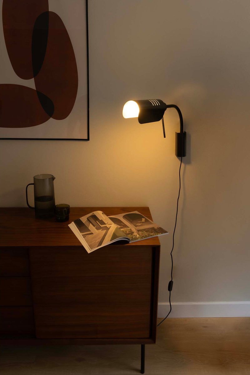 Martinica 47cm Svart läslampa från Faro Barcelona - Martinica &auml;r en v&auml;gglampa med justerbar arm och l&auml;slampa, designad i en klassisk och geometrisk stil.