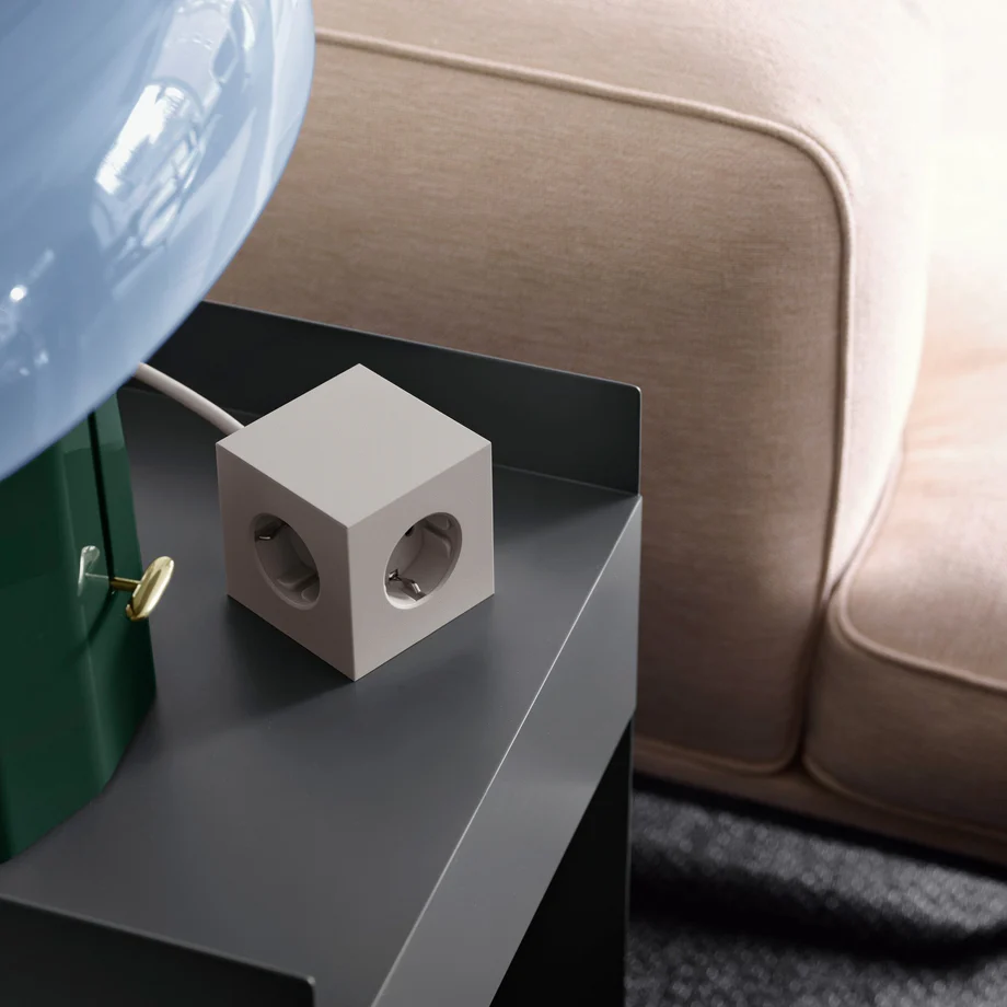 Square 1 with 30W Dual USBC & Magnetic base, 3m Sand från Avolt - Grenuttag fr&aring;n Avolt med en stilren design med en l&aring;ng sladd i PVC, en kub i &aring;tervunnen plast och en magnetplatta i botten f&ouml;r att kunna h&auml;ngas upp p&aring; v&auml;ggen.