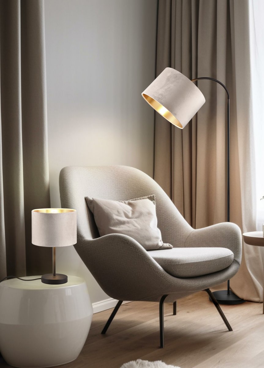 Julieta 33cm Beige bordslampa från Trio Lighting - Den tidl&ouml;sa bordslampan Julieta kombinerar klassisk elegans med en varm och inbjudande k&auml;nsla.