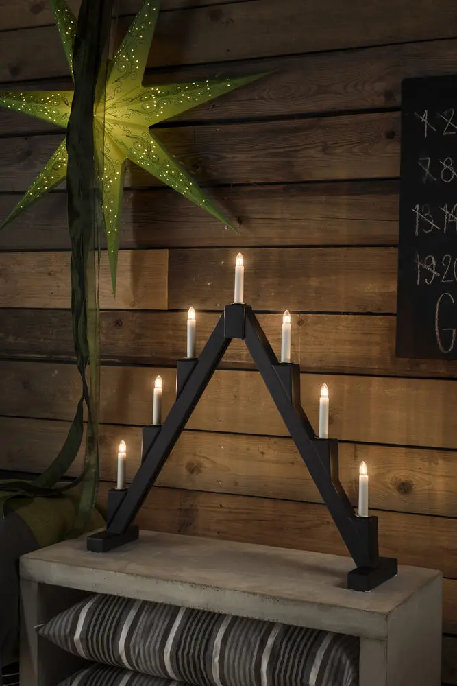 Elljusstake 7ljus vikbar Svart från Konstsmide - Vikbar elljusstake med 7 ljus, tillverkad av svartm&aring;lat tr&auml;, dekorerad med m&auml;ssingsringar runt varje ljus f&ouml;r en elegant touch.