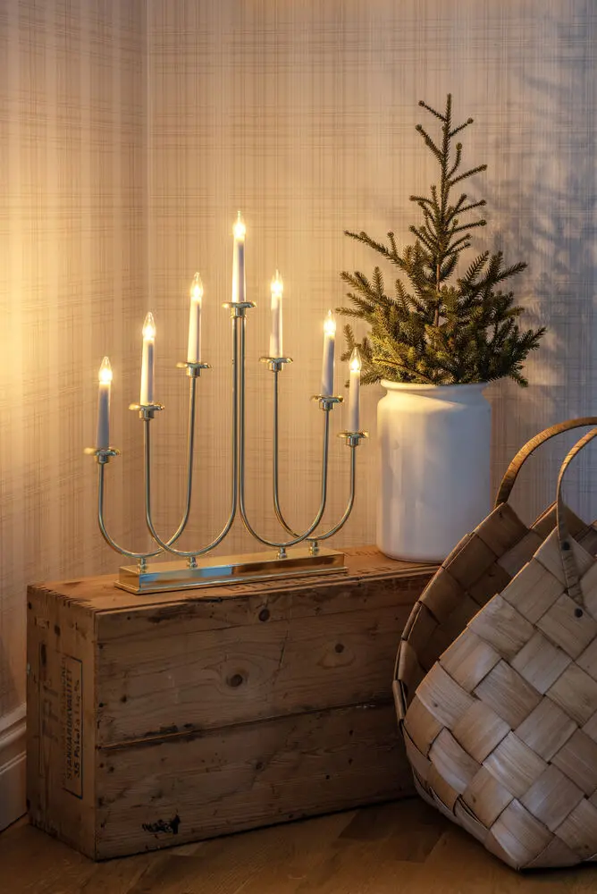 Elljusstake 7ljus Mässing från Konstsmide - Skapa en lyxig och inbjudande julst&auml;mning med denna stilrena adventsljusstake i m&auml;ssingsfinish.