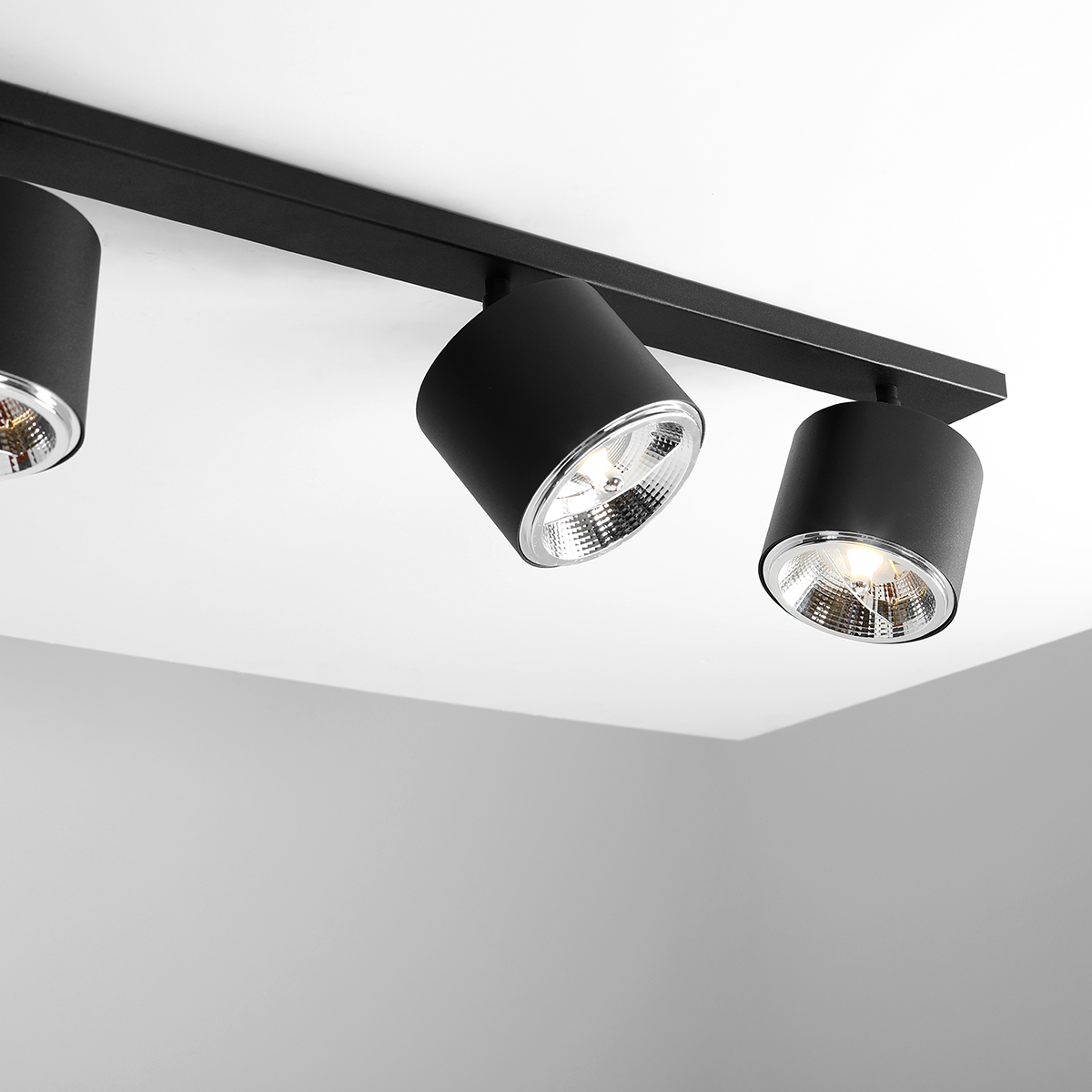 Bot 4 Svart spotlight från Artera - Lampans justerbara spotlights g&ouml;r det enkelt att rikta ljuset exakt d&auml;r det beh&ouml;vs, vilket skapar en flexibel och effektiv belysning.