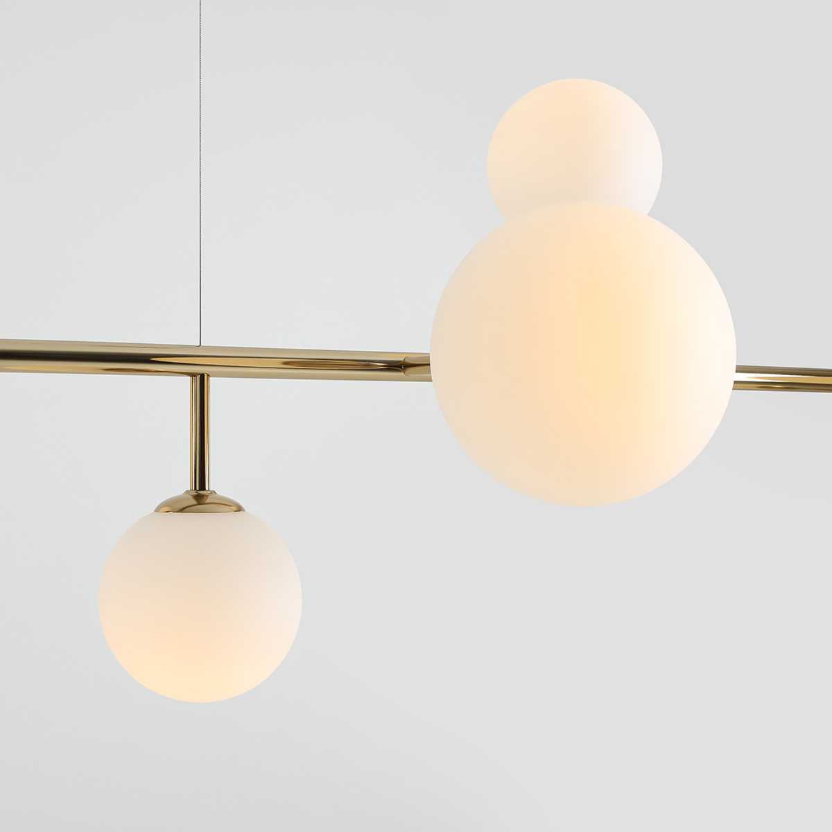 Dione 168cm Guld taklampa från Artera - Lampans asymmetriska utformning och eleganta linjer g&ouml;r den till ett konstn&auml;rligt designelement som drar blickarna till sig, samtidigt som den ger en behaglig belysning f&ouml;r alla tillf&auml;llen.