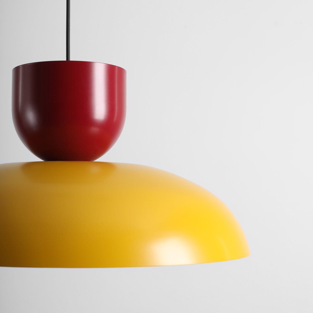 Ella Ø47 Gul/röd taklampa från Artera - Med sina fina f&auml;rger i senapsgult och vinr&ouml;tt blir den ett lekfullt och stilfullt inslag i inredningen.