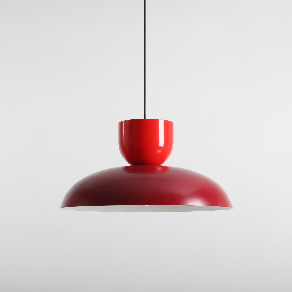 Ella Ø47 Röd taklampa från Artera - Med sina vackra f&auml;rger i klar r&ouml;d och vinr&ouml;d blir den ett lekfullt och stilfullt inslag i inredningen.
