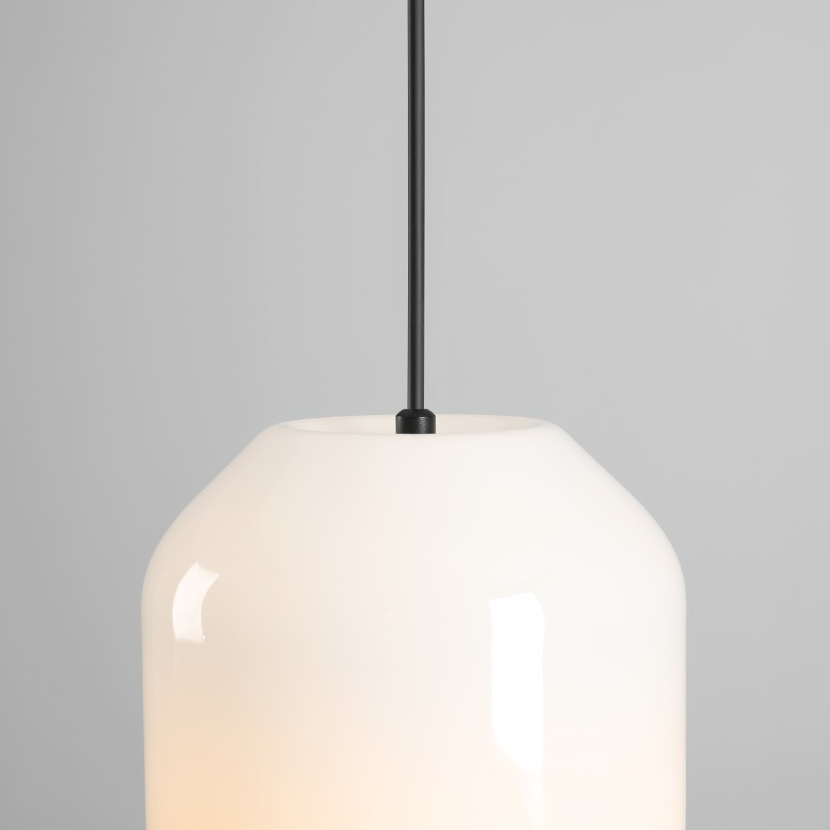 Flask Ø18 Svart taklampa från Artera - Flask passar lika fint &ouml;ver ett mindre matbord som i ett f&ouml;nster eller tillsammans med flera pendlar i grupp.