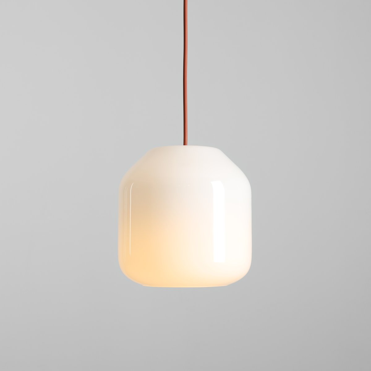 Flask Ø18 Terrakotta taklampa från Artera - Den rundade kupan i opalglas sprider ett mjukt och behagligt ljus som skapar en inbjudande atmosf&auml;r i rummet.