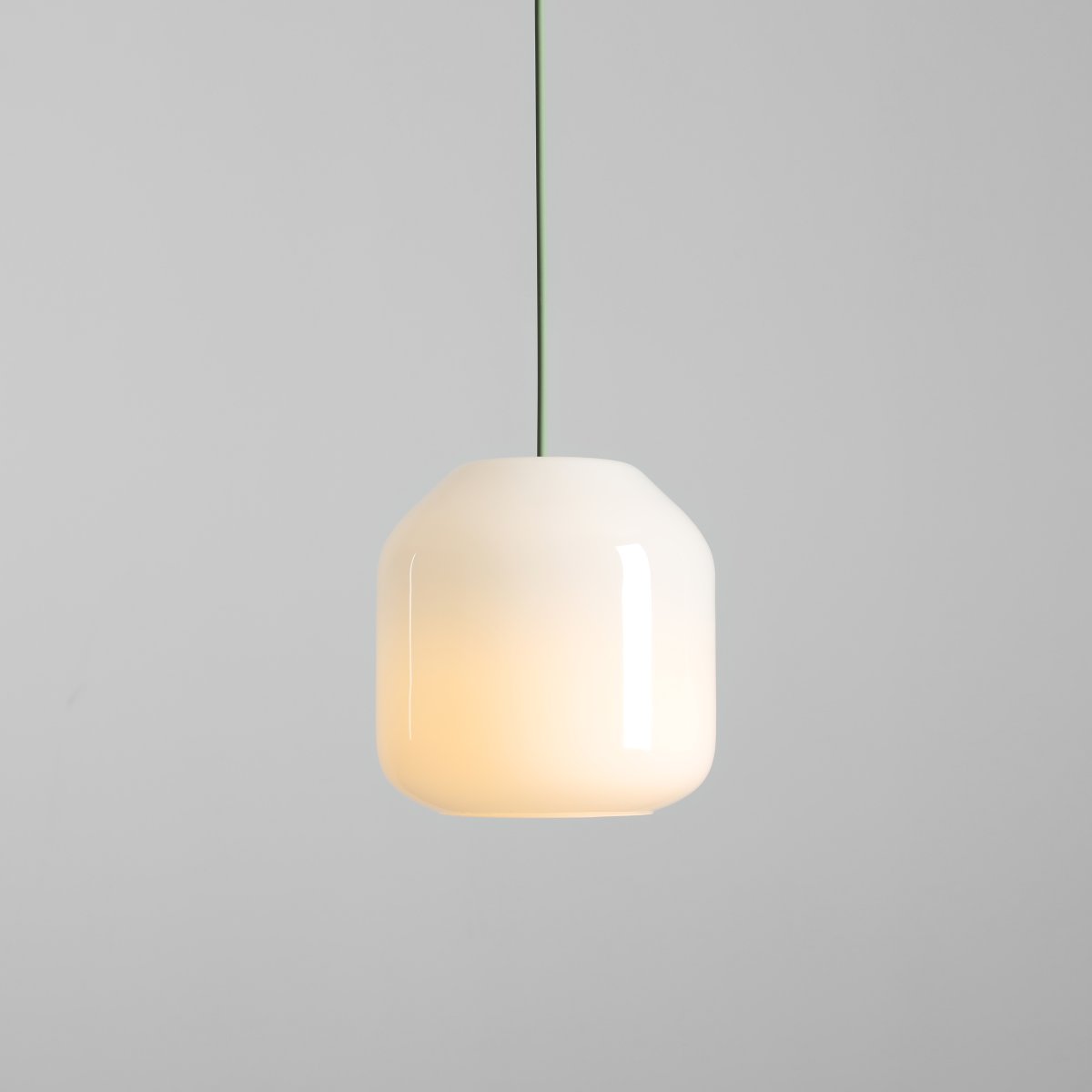 Flask Ø18 Grön taklampa från Artera - Den rundade kupan i opalglas sprider ett mjukt och behagligt ljus som skapar en inbjudande atmosf&auml;r i rummet.
