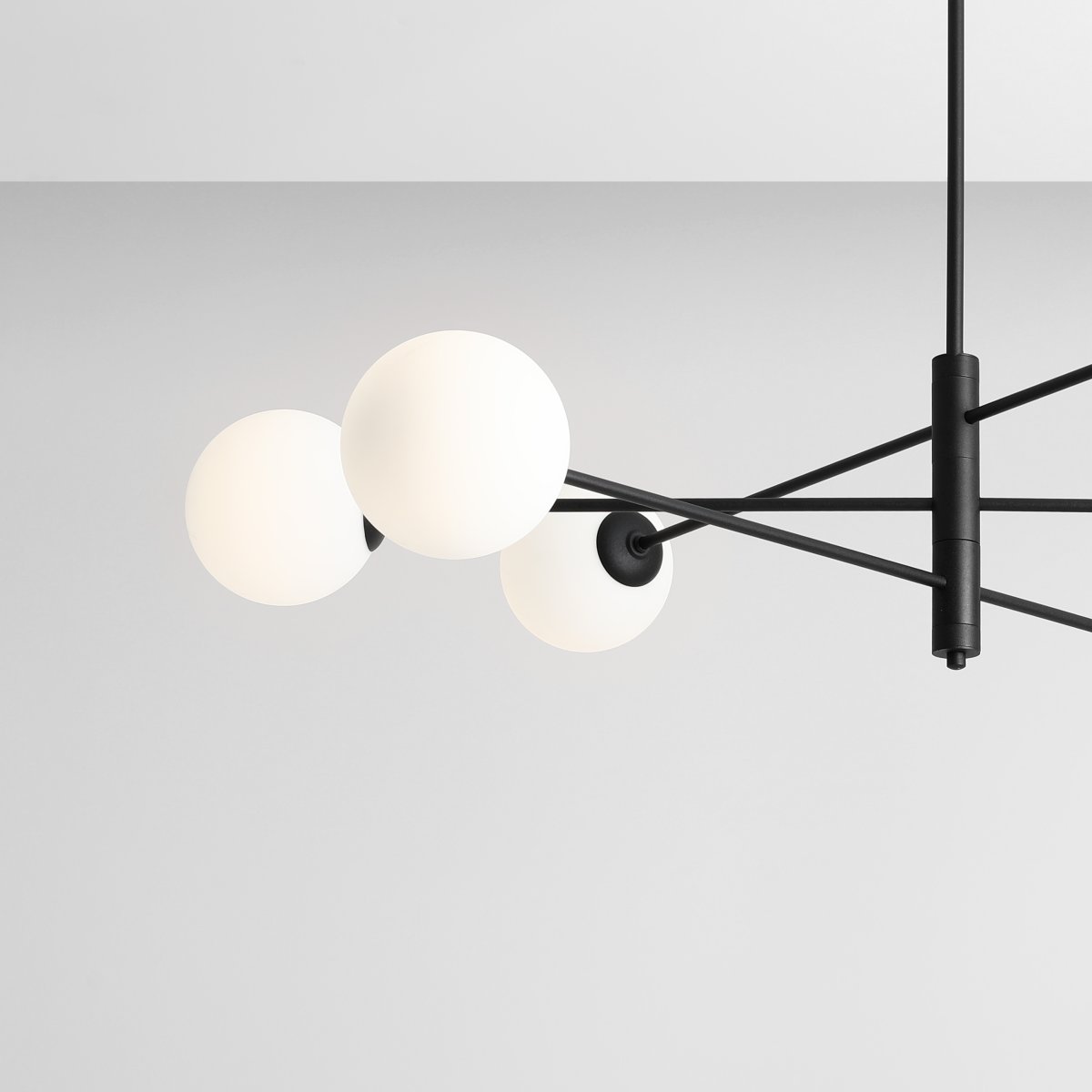 Homme 108cm Svart plafond från Artera - Med sin tidl&ouml;sa estetik passar denna lampa in i b&aring;de moderna och klassiska interi&ouml;rer, och fungerar lika bra som en dekorativ detalj som en praktisk ljusk&auml;lla.