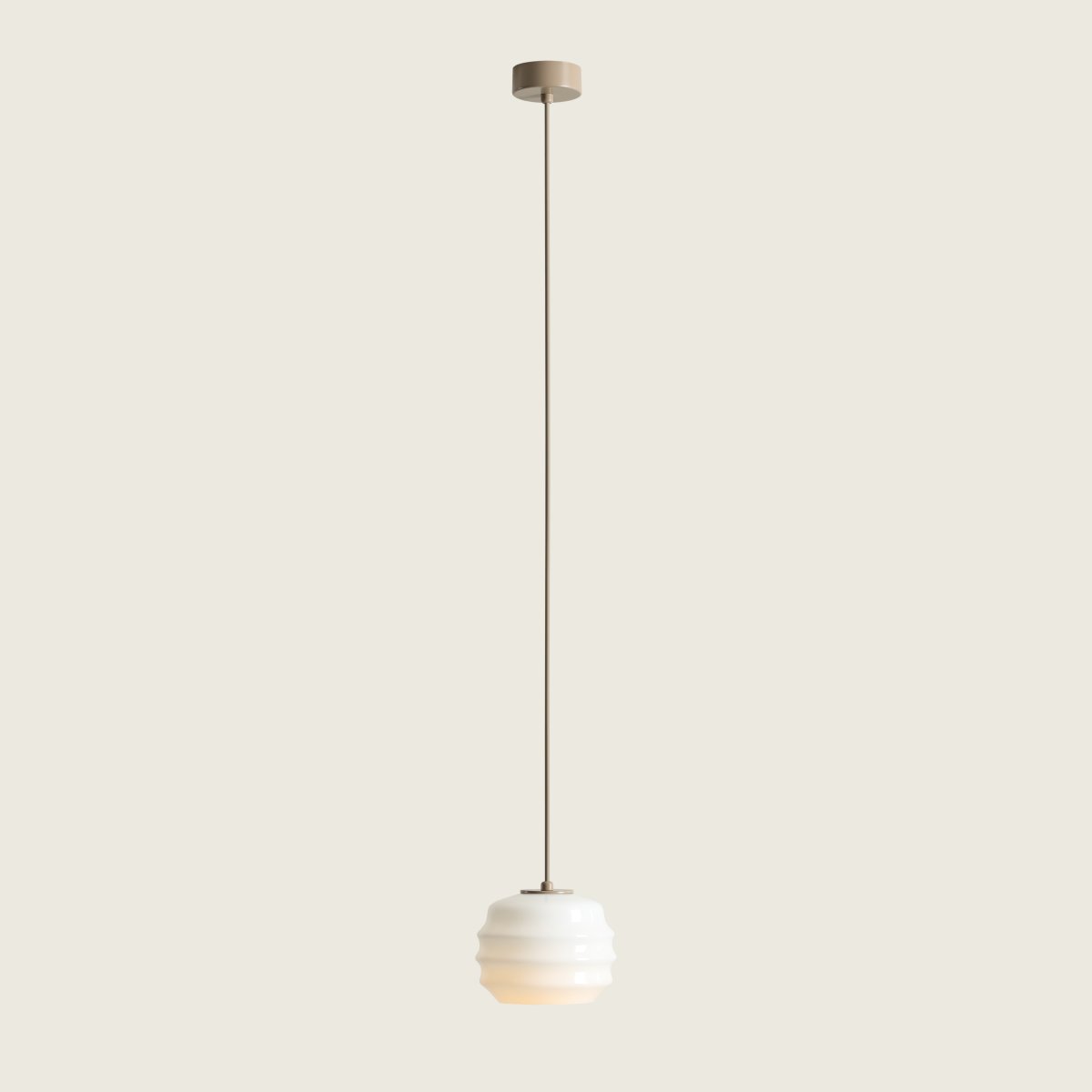 Puff Ø16 Beige taklampa från Artera - Puff &auml;r en charmig takpendel som kombinerar mjuka former med en modern och stilren design.