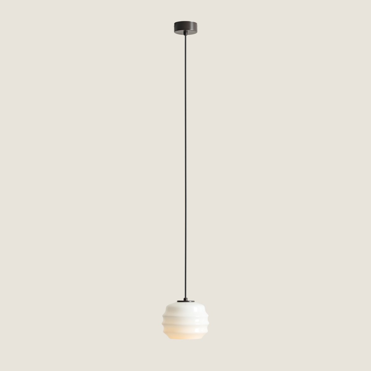 Puff Ø16 Mörkbrun taklampa från Artera - Puff &auml;r en charmig takpendel som kombinerar mjuka former med en modern och stilren design.