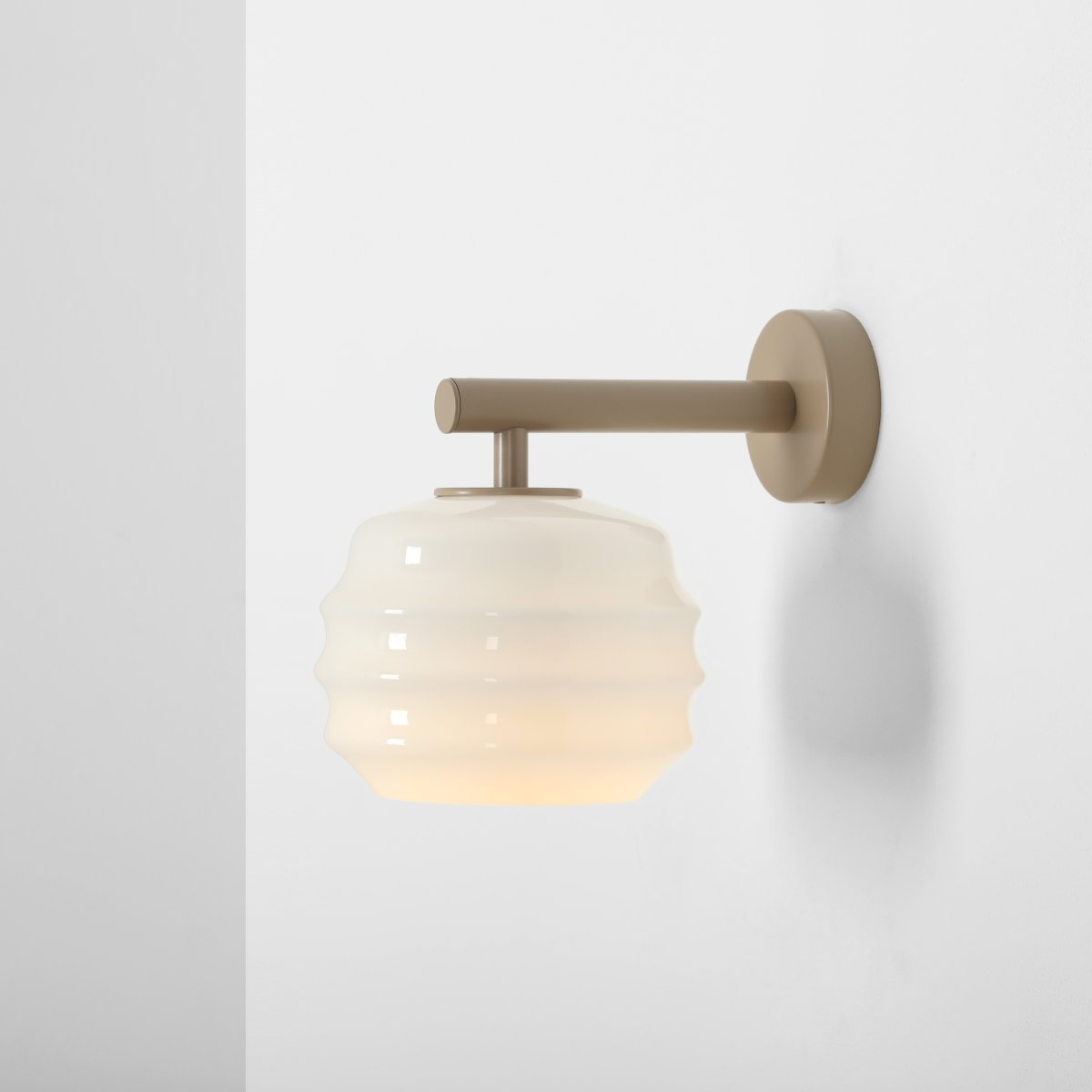 Puff 23cm Beige vägglampa från Artera - Puff &auml;r en charmig v&auml;gglampa som kombinerar mjuka former med en modern och stilren design.
