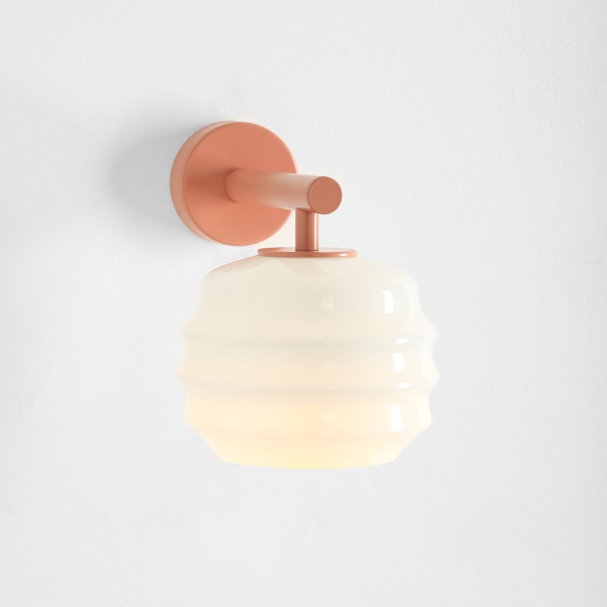 Puff 23cm Korall vägglampa från Artera - Puff &auml;r en charmig v&auml;gglampa som kombinerar mjuka former med en modern och stilren design.