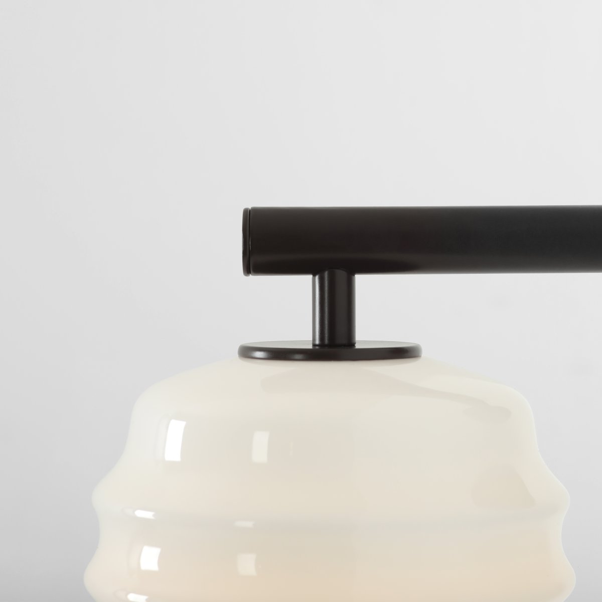 Puff 23cm Mörkbrun vägglampa från Artera - Puff &auml;r en charmig v&auml;gglampa som kombinerar mjuka former med en modern och stilren design.