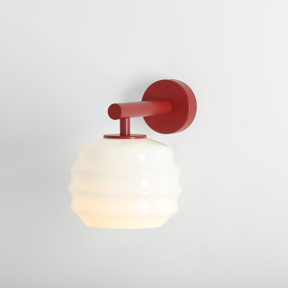 Puff 23cm Vinröd vägglampa från Artera - Puff &auml;r en charmig v&auml;gglampa som kombinerar mjuka former med en modern och stilren design.
