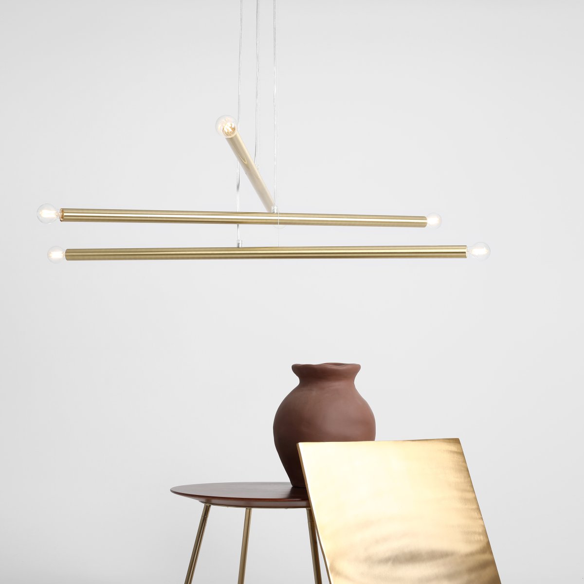 Tubo 6 100cm Mässing taklampa från Artera - Lampan best&aring;r av tre smala metallr&ouml;r i elegant m&auml;ssingfinish, placerade i olika h&ouml;jder och vinklar som skapar ett sp&auml;nnande och luftigt uttryck.