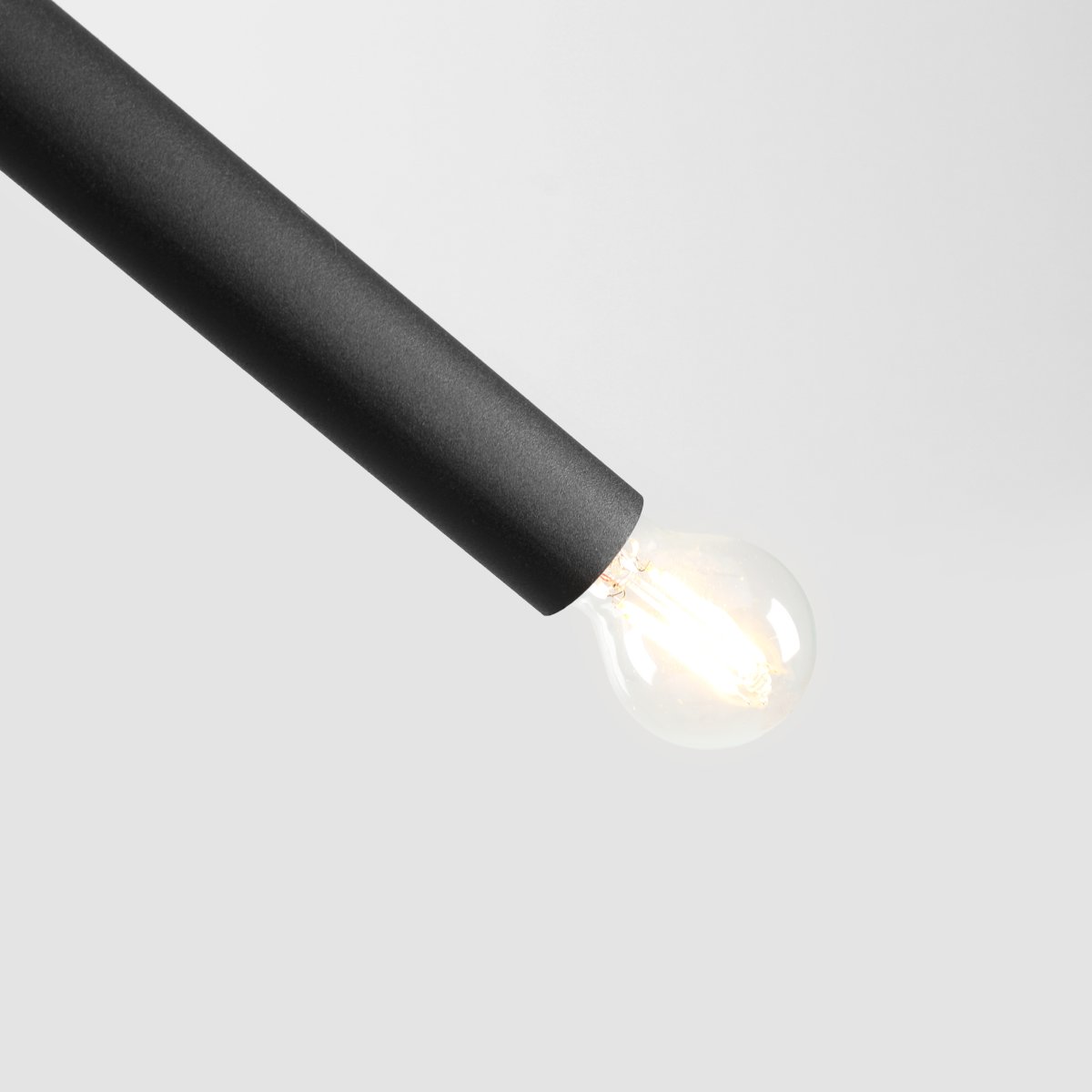Tubo 4 100cm Svart taklampa från Artera - Varje r&ouml;r &auml;r 100 cm l&aring;ngt med en diameter p&aring; 3,2 cm och har ljusk&auml;llor i b&aring;da &auml;ndarna.