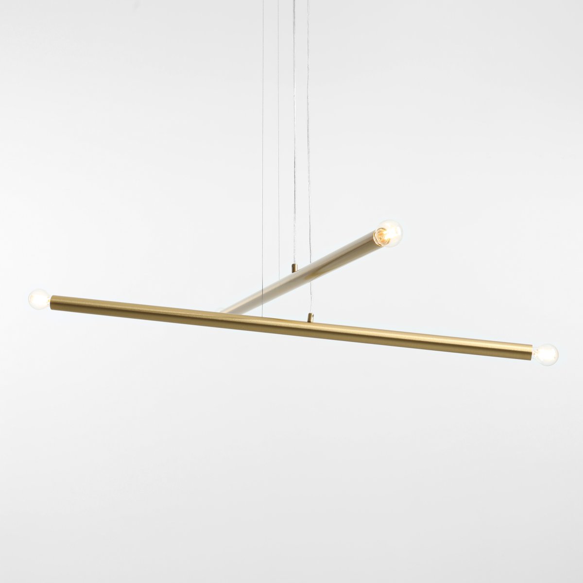 Tubo 4 100cm Mässing taklampa från Artera - Tubo 4 &auml;r en modern takpendel med en stilren och minimalistisk design.
