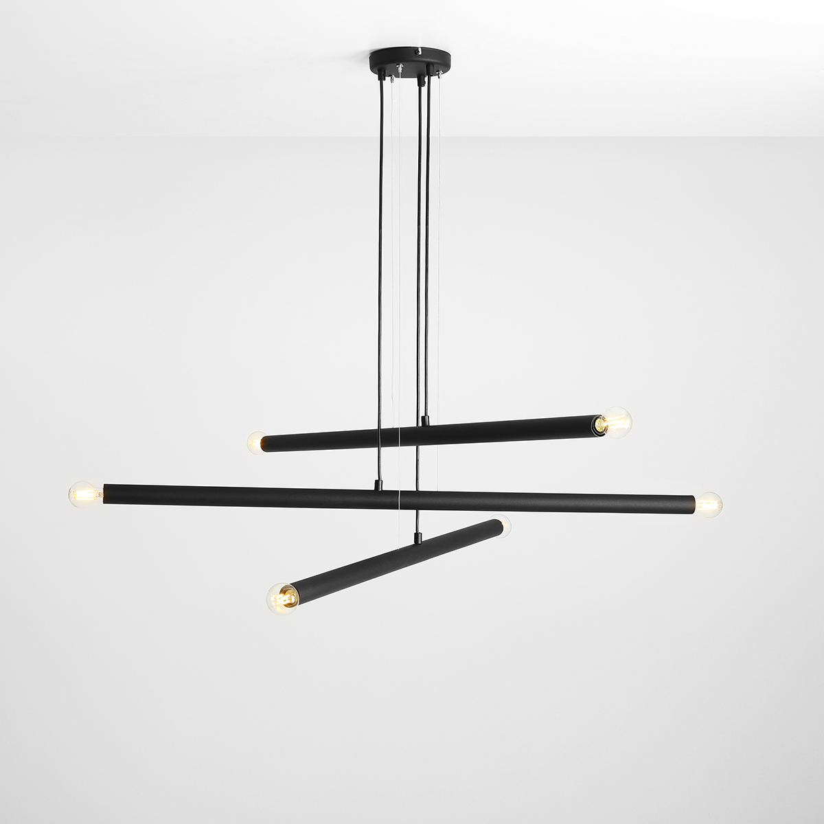 Tubo 6 100cm Svart taklampa från Artera - Lampan best&aring;r av tre smala metallr&ouml;r i stilren svart finish, placerade i olika h&ouml;jder och vinklar som skapar ett sp&auml;nnande och luftigt uttryck.