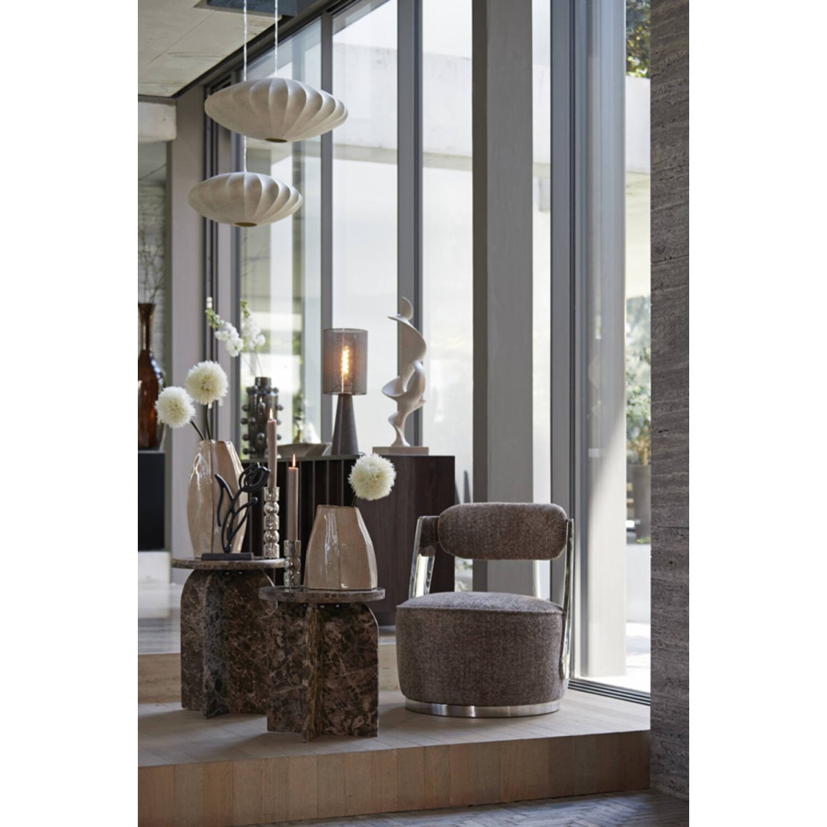 Fay Ø50 Brun taklampa från Light & Living - Dess mjuka, b&ouml;ljande form ger ett harmoniskt uttryck och passar perfekt i b&aring;de moderna och klassiska milj&ouml;er.