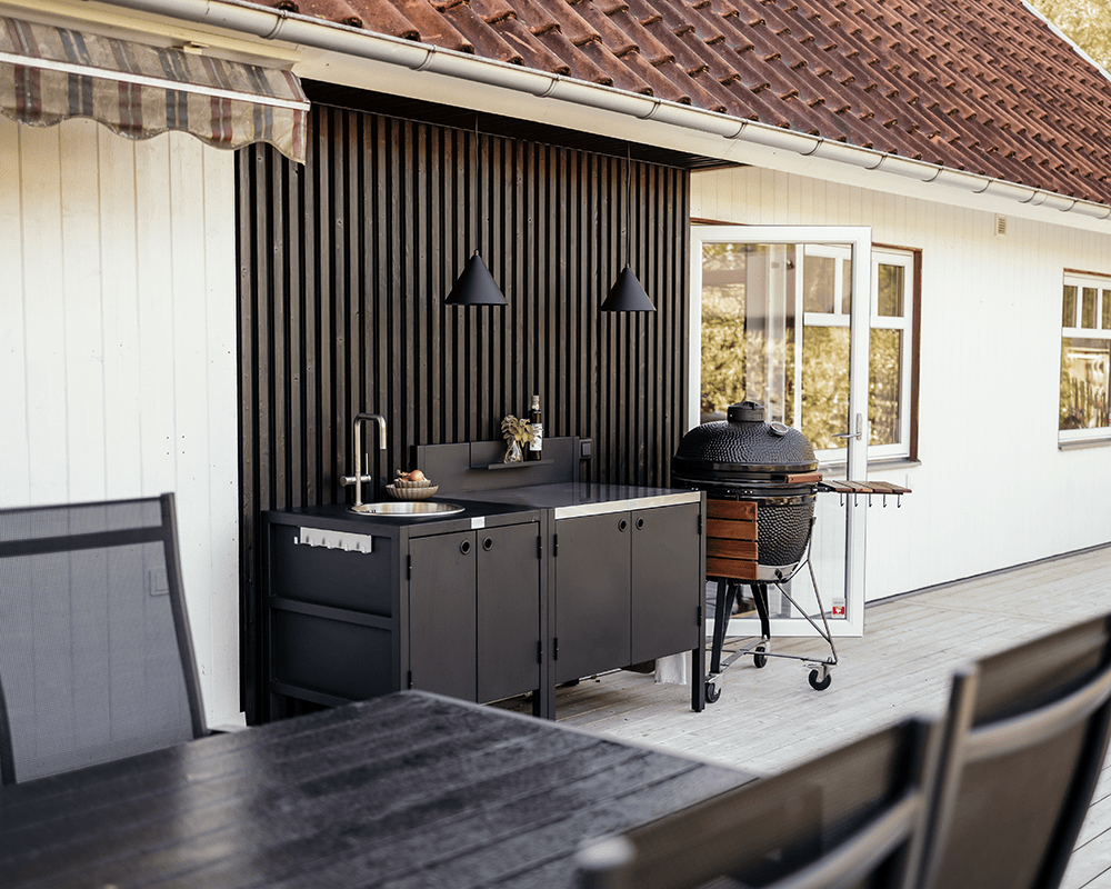 Tratt Ø25 IP44 Svart från Westal - Med sin klassiska form och exklusiva finish blir lampan b&aring;de en funktionell ljuspunkt och en dekorativ inredningsdetalj.
