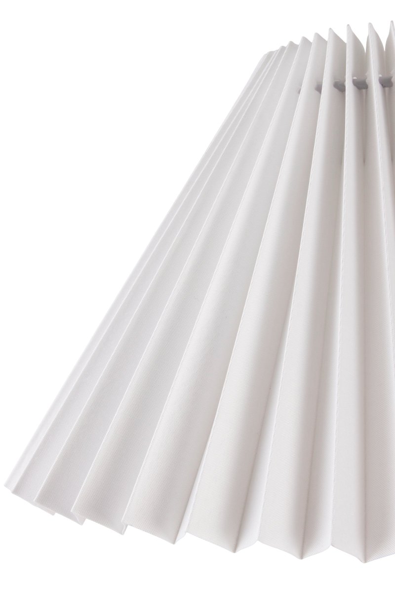 Flora 40cm Mud bordslampa från Globen Lighting - Johanna ville formge en lampa som var skapad av material, f&auml;rg och form som &aring;terspeglas i naturen och som passar in i b&aring;de den lantliga och moderna milj&ouml;n.